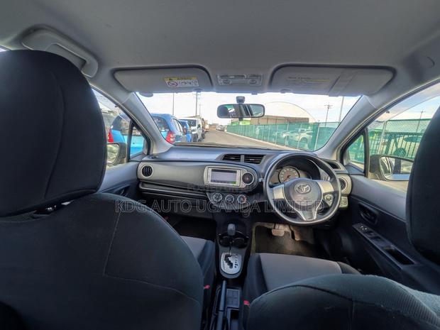 Toyota Vitz 1.0 FWD 5dr 2011 Silver