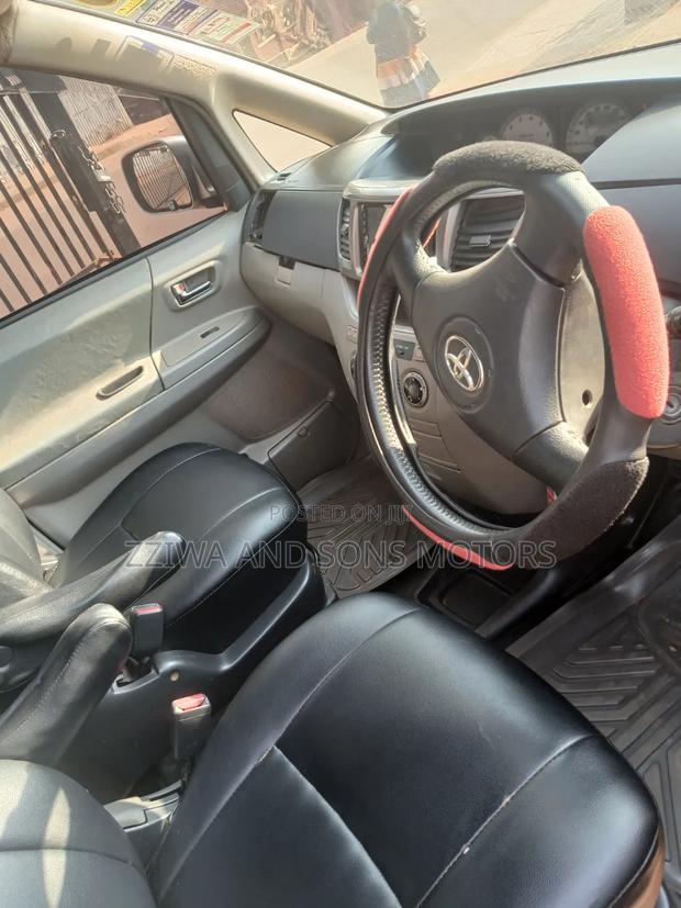 Toyota Noah 2006 Silver