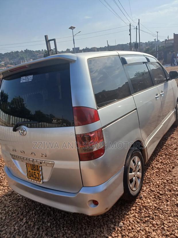 Toyota Noah 2006 Silver