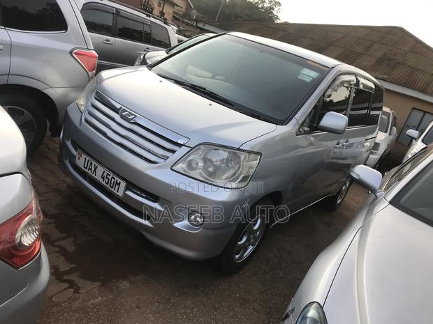 Toyota Noah 2004 Silver