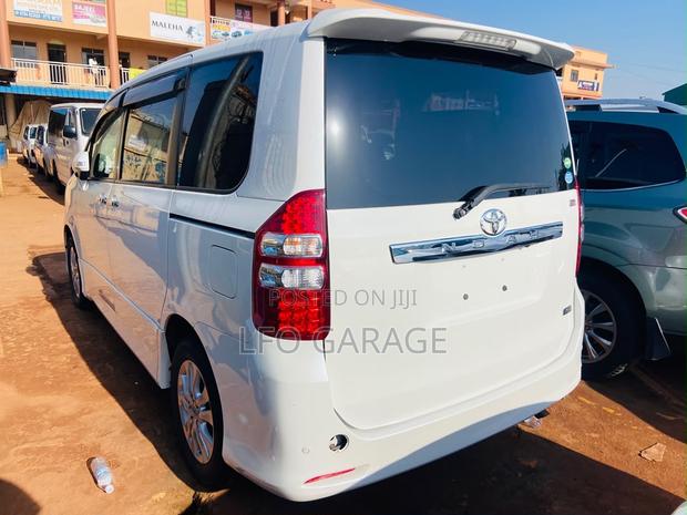 Toyota Noah 2.0 158hp FWD (7 Seater) 2013 White