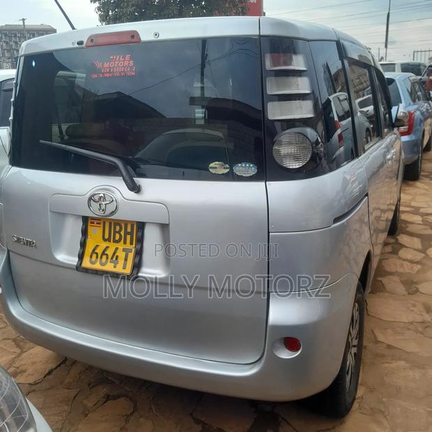 Toyota Sienta 2010 Silver