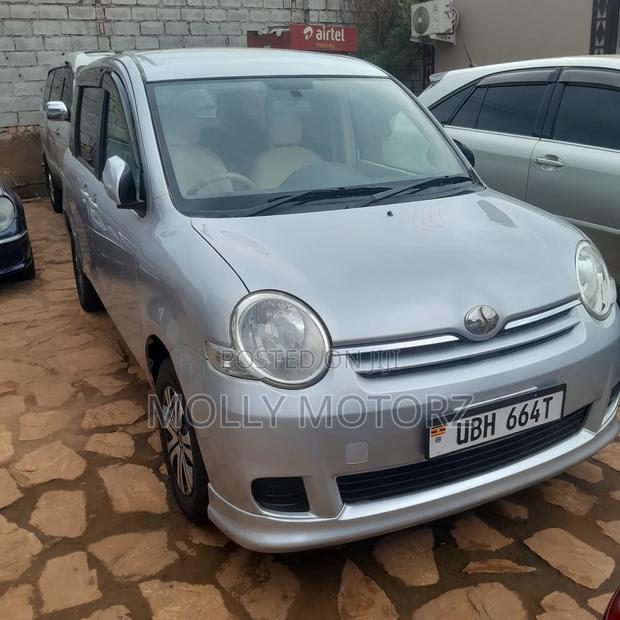 Toyota Sienta 2010 Silver