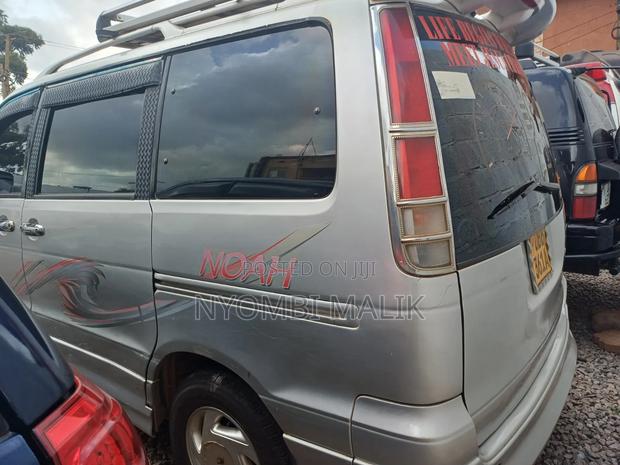 Toyota Noah 2002 Silver
