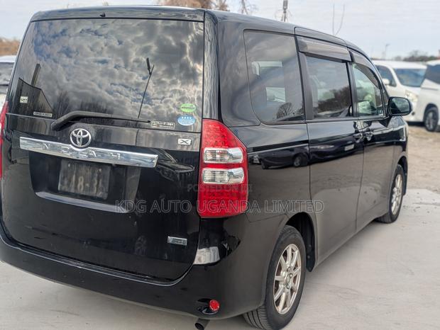 Toyota Noah 2.0 143hp FWD (7 Seater) 2012 Black