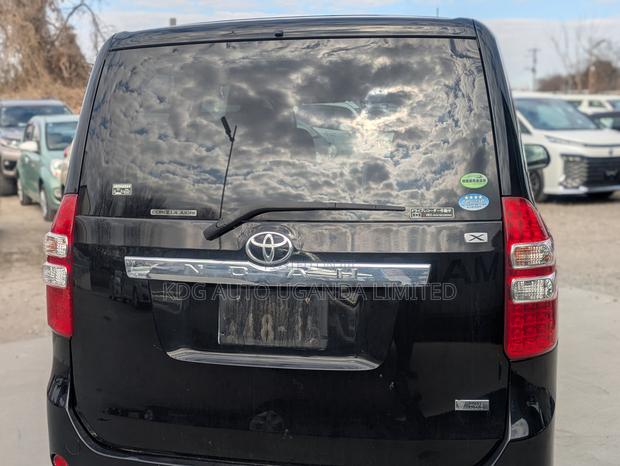 Toyota Noah 2.0 143hp FWD (7 Seater) 2012 Black