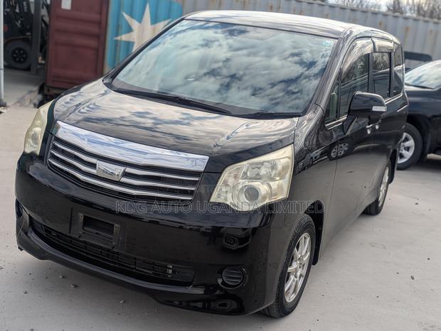 Toyota Noah 2.0 143hp FWD (7 Seater) 2012 Black