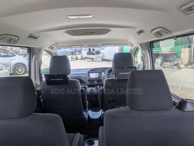 Toyota Noah 1.8 FWD Hybrid (7 seater) 2014 Silver