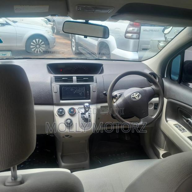 Toyota Passo Sette 2010 Silver