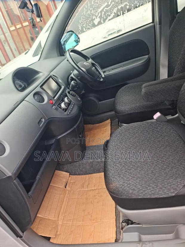Toyota Sienta 2012 Silver