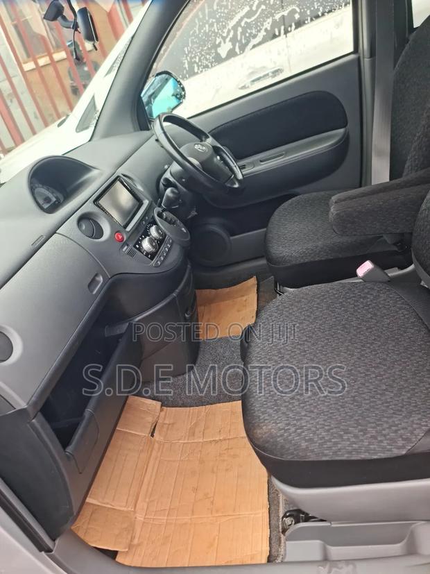 Toyota Sienta 2012 Silver