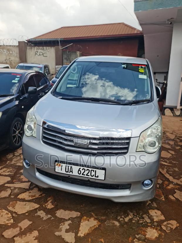 Toyota Noah 2010 Silver