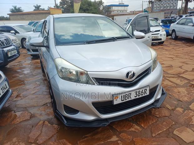 Toyota Vitz 2010 Silver