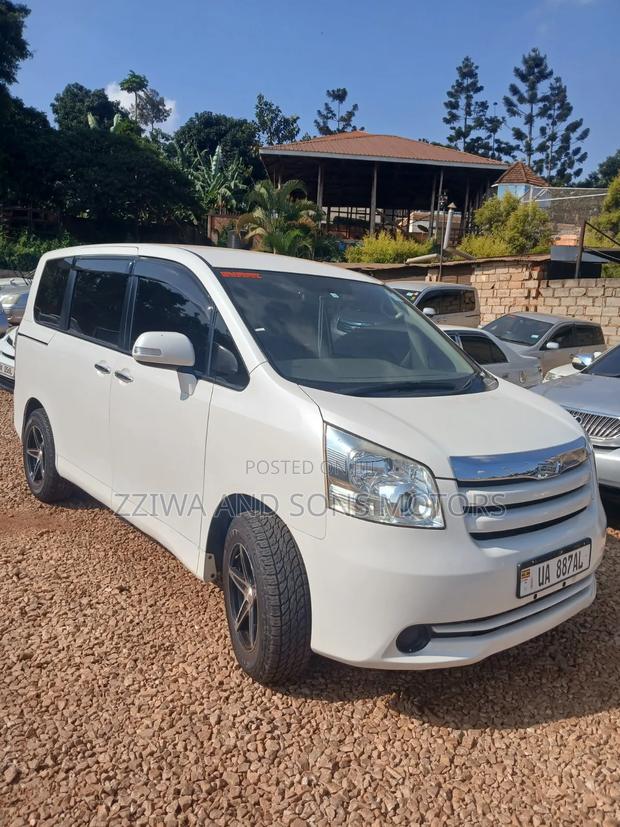 Toyota Noah 2011 White