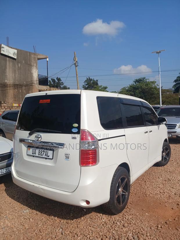 Toyota Noah 2011 White