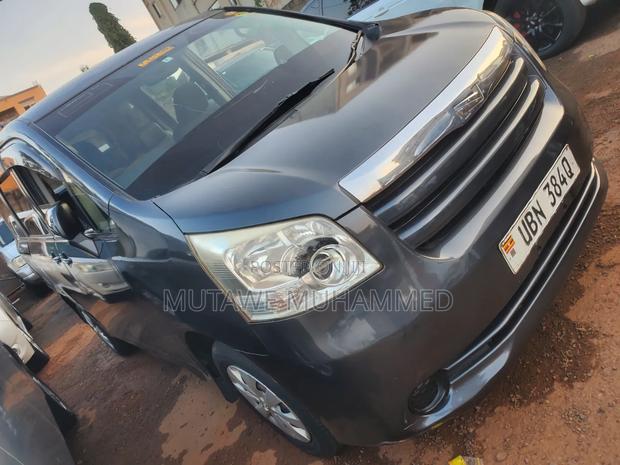 Toyota Noah 2010 Gray
