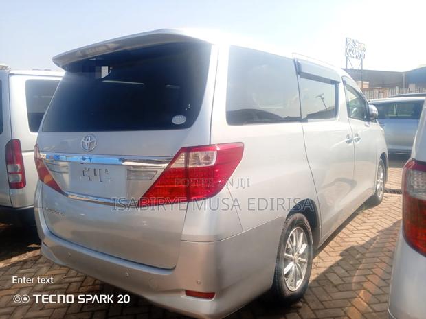 Toyota Alphard 2012 Silver