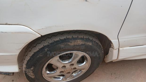 Toyota Noah 2.0 FWD (8 Seater) 2001 White