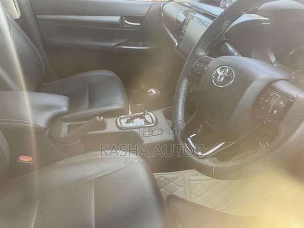 Toyota Hilux 2022 Beige