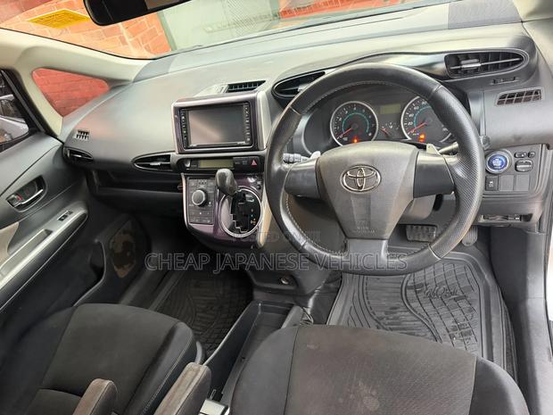 Toyota Wish 2011 Silver