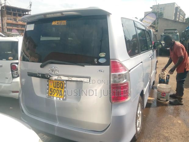 Toyota Noah 2010 Silver