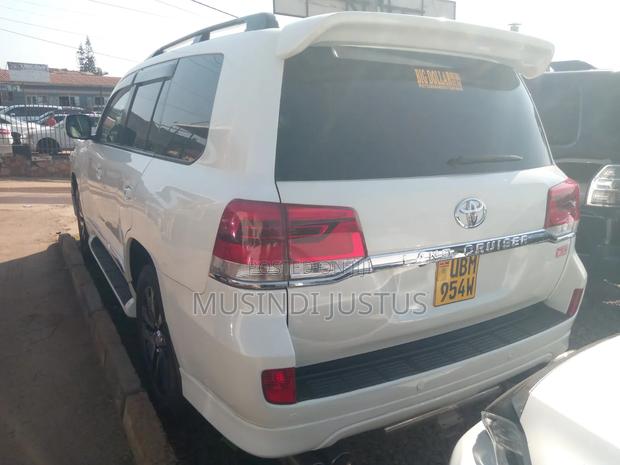 Toyota Land Cruiser 2010 White