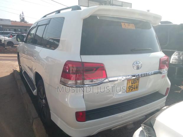 Toyota Land Cruiser 2010 White