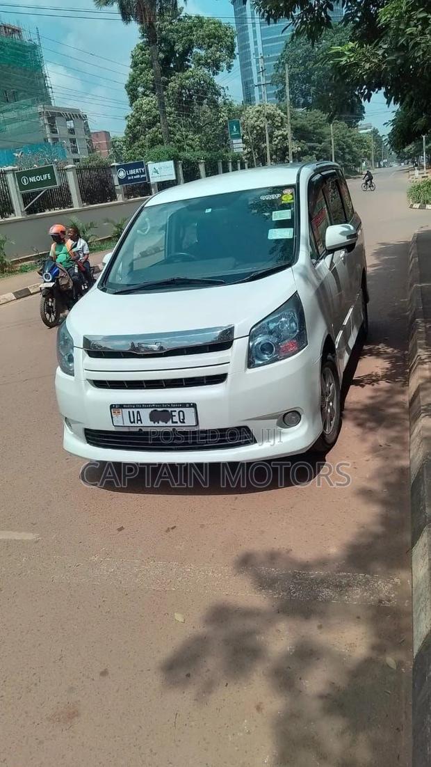 Toyota Noah 2010 White