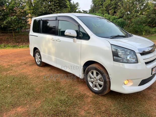 Toyota Noah 2010 White