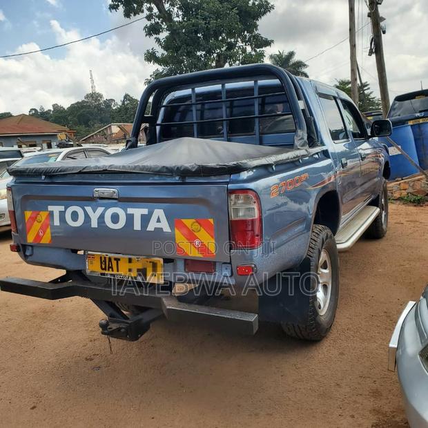 Toyota Hilux 2004 Gray