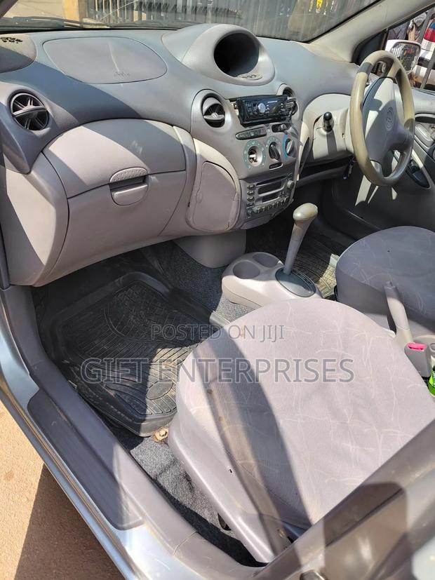 Toyota Platz 2000 Silver