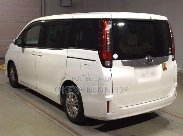 Toyota Noah 2.0 AWD (7 Seater) 2016 Off white