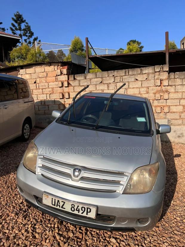 Toyota IST 2004 Silver