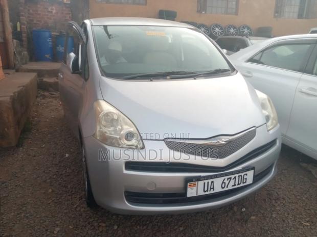 Toyota Ractis 2010 Silver