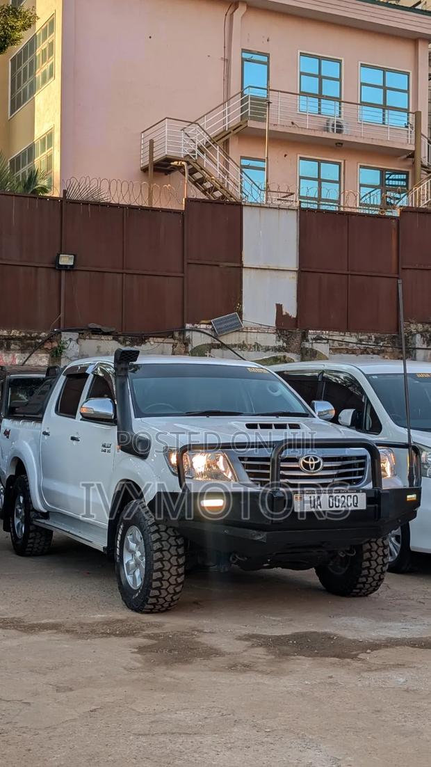 Toyota Hilux 2012 White