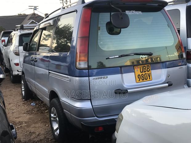 Toyota TownAce Noah 2000 Blue