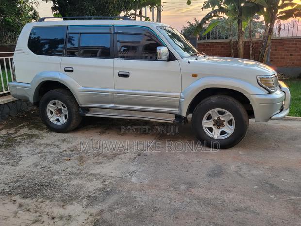 Toyota Land Cruiser Prado 2000 White