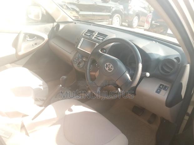 Toyota Vanguard 2010 Gold