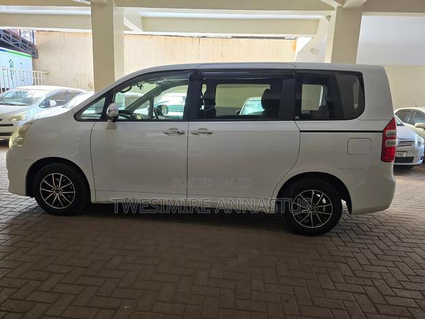 Toyota Noah 2012 White