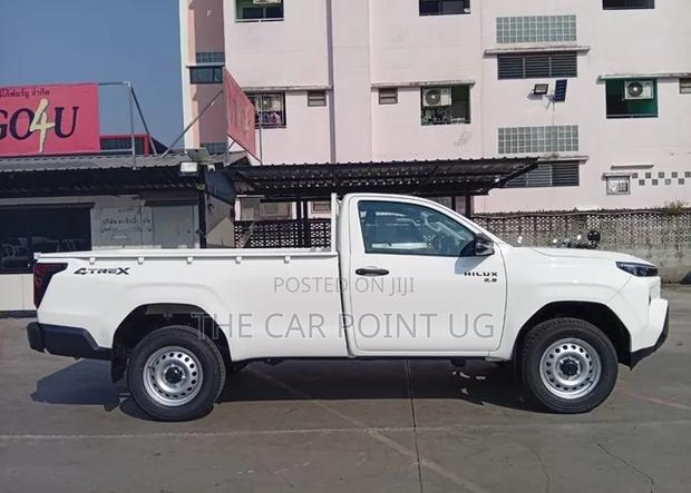 New Toyota Hilux 2025 White