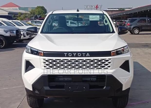 New Toyota Hilux 2025 White
