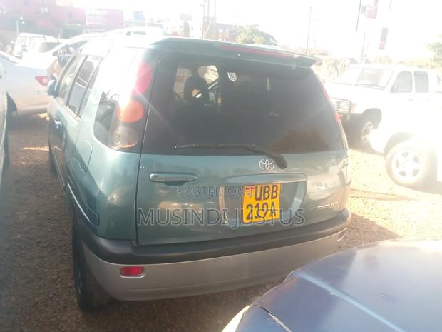Toyota Raum 2000 Green