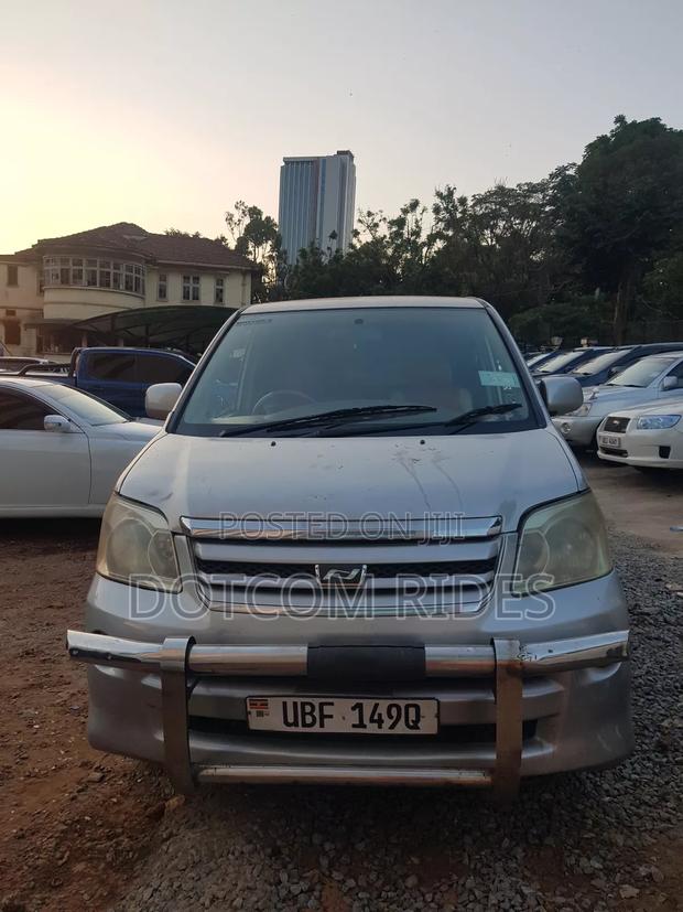 Toyota Noah 2005 Silver
