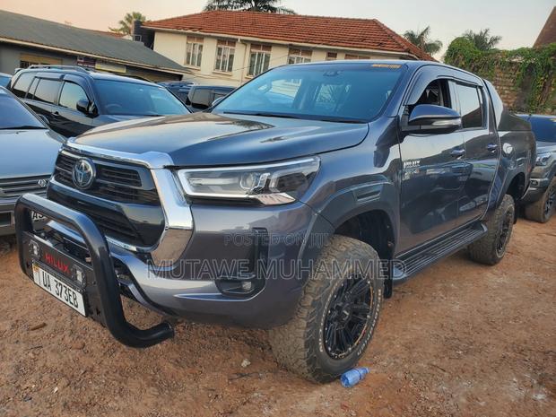 Toyota Hilux 2022 Gray