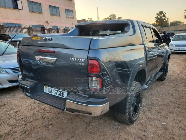 Toyota Hilux 2022 Gray