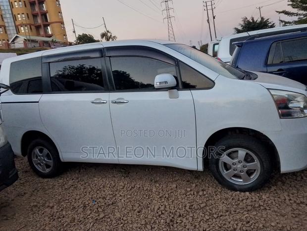 Toyota Noah 2010 White