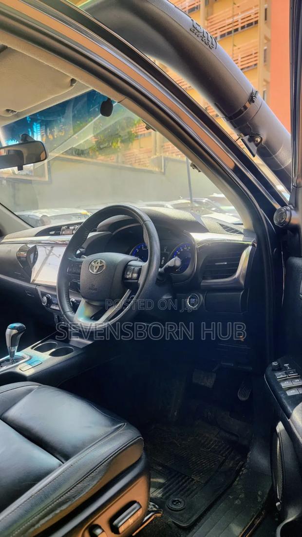 Toyota Hilux SR 4x4 2017 Black