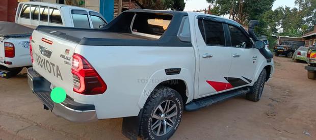 Toyota Hilux 2012 White