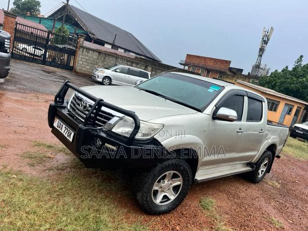 Toyota Hilux SR5 4x4 2014 Gold