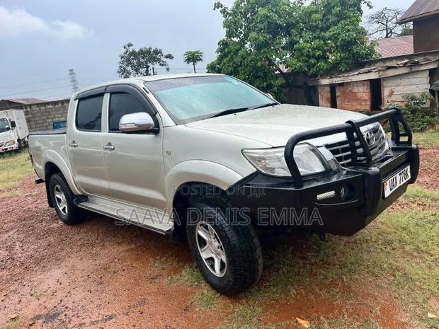 Toyota Hilux SR5 4x4 2014 Gold